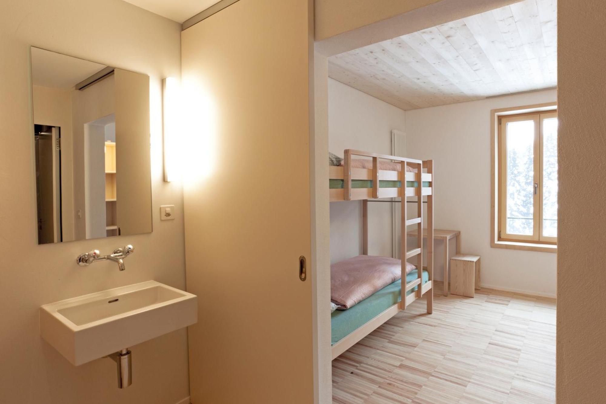 Quadruple Room Shower,692432439:JPEG